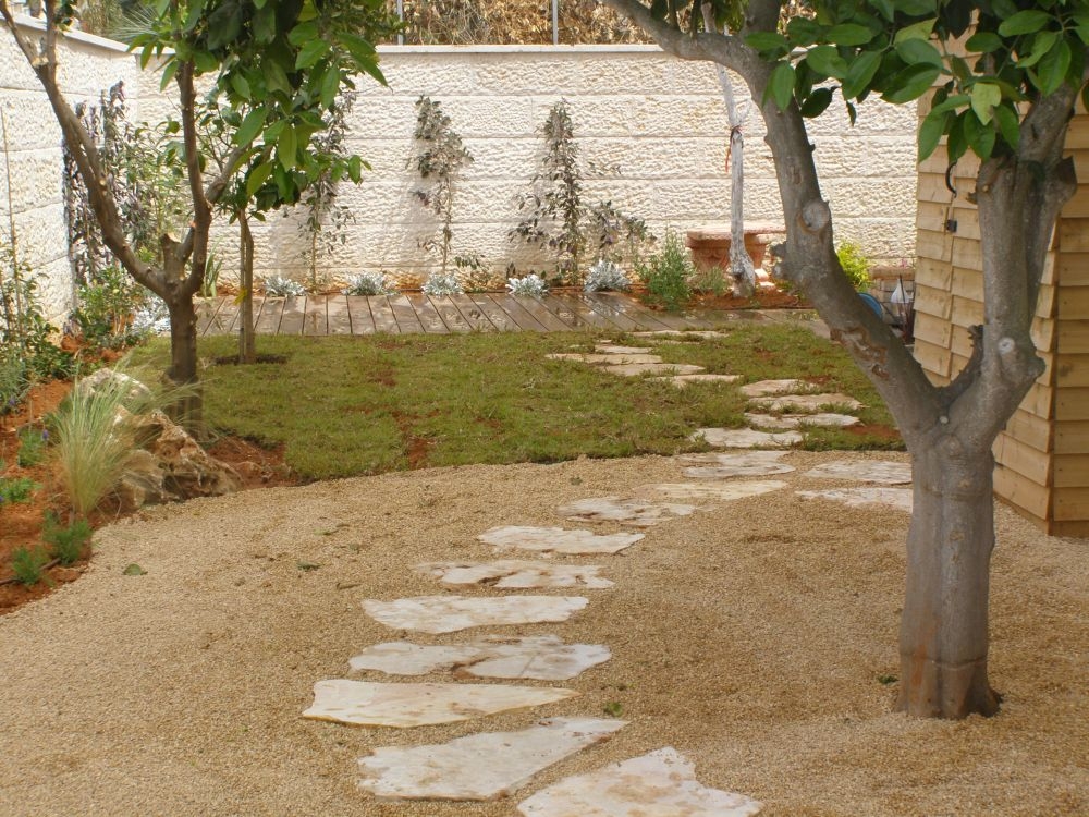 גינה המותאמת לזוג מבוגרים עסוקים שמארחים חברים נכדים ומשפחה