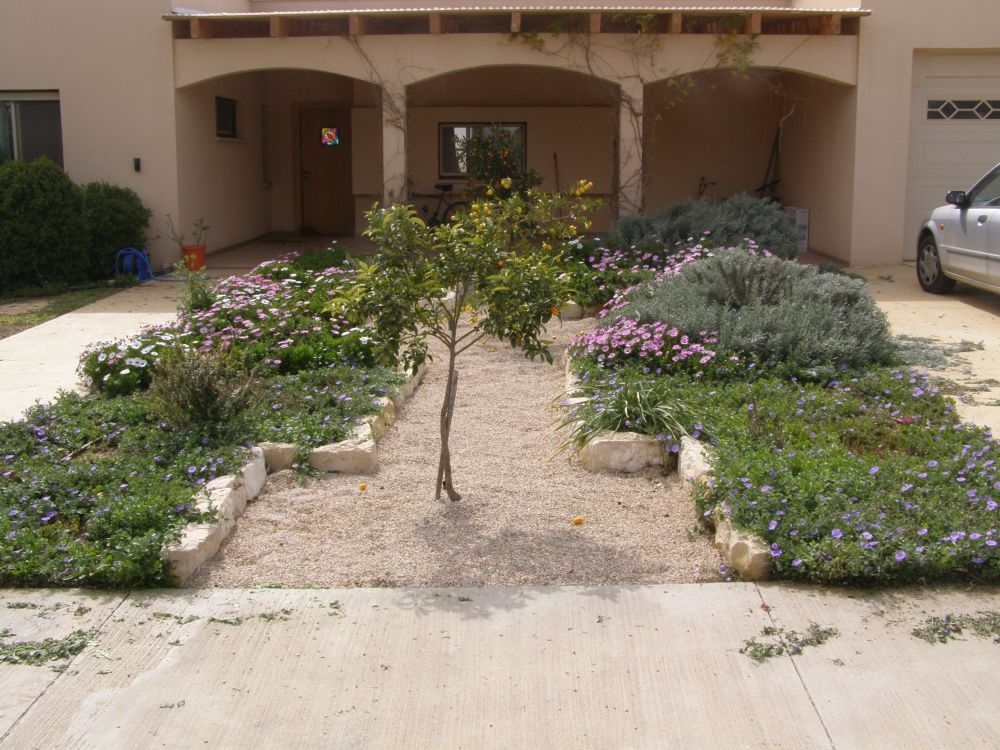 גינה המותאמת לזוג מבוגרים עסוקים שמארחים חברים נכדים ומשפחה