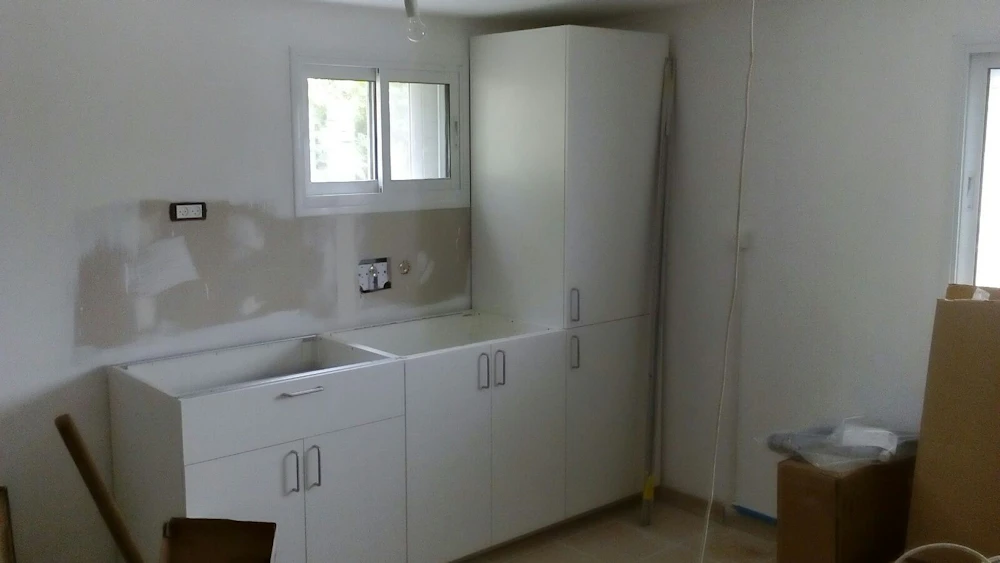 המטבח לבן ופשוט.