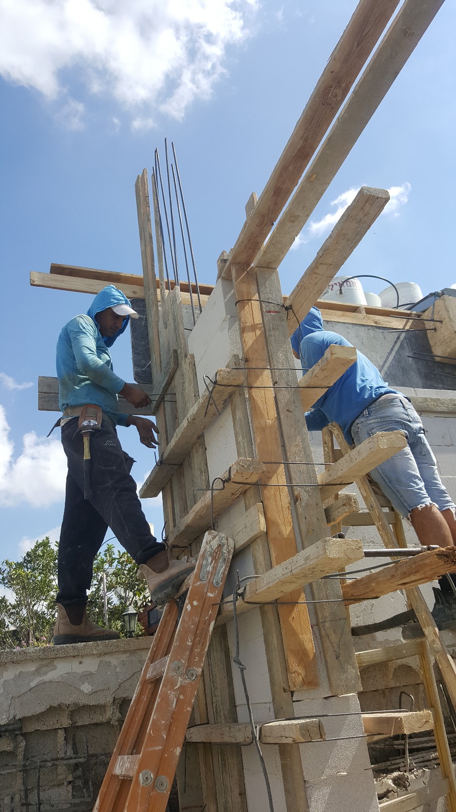 שיפוץ כללי בדירה ותוספת בניה על הגג.