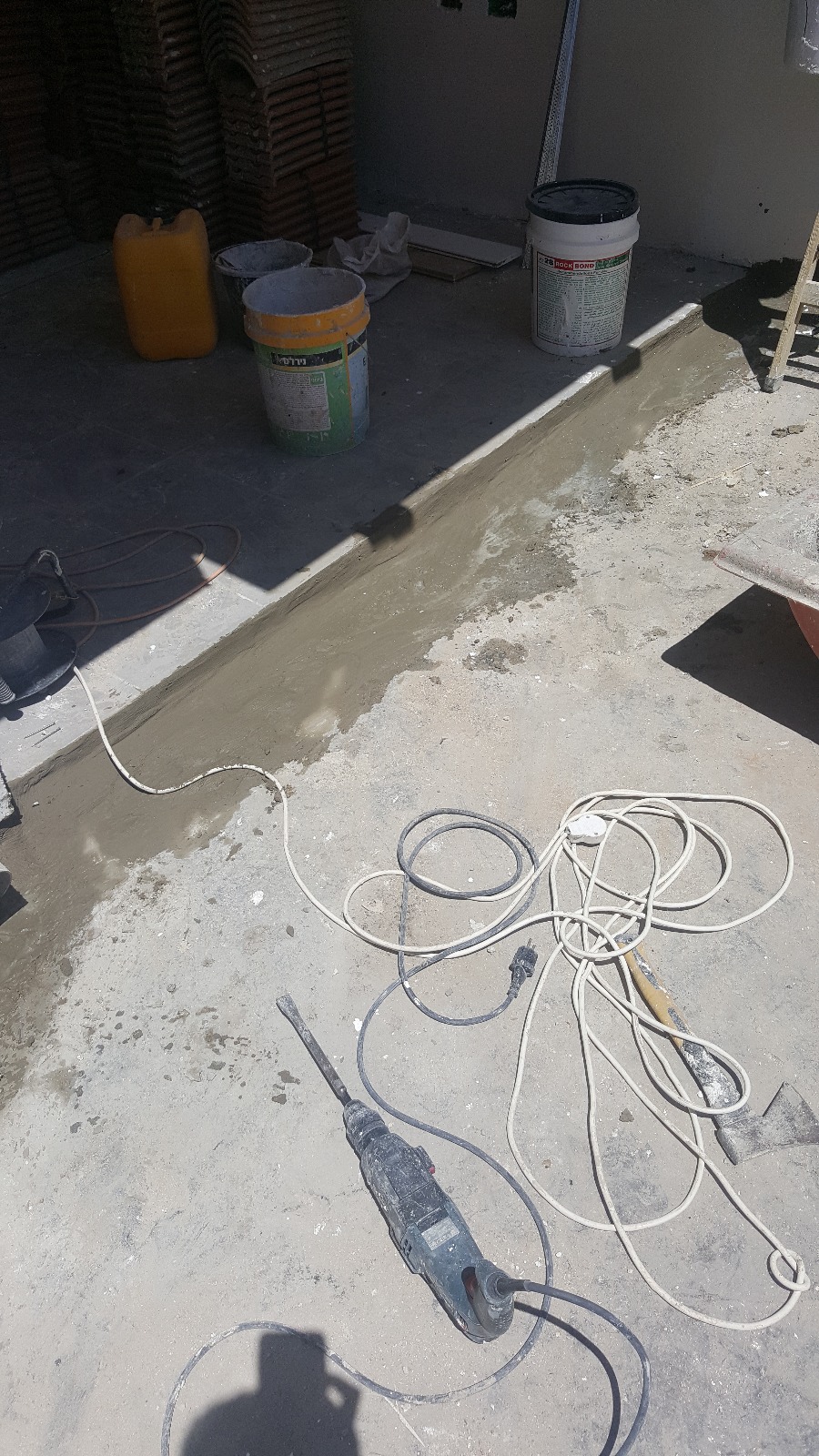 שיפוץ כללי בדירה ותוספת בניה על הגג.