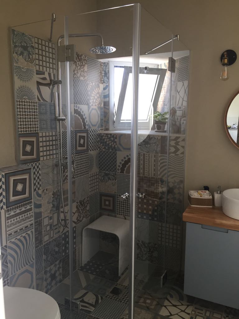 שיפוץ כללי בדירה ותוספת בניה על הגג.