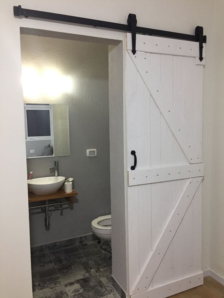 שיפוץ כללי בדירה ותוספת בניה על הגג.