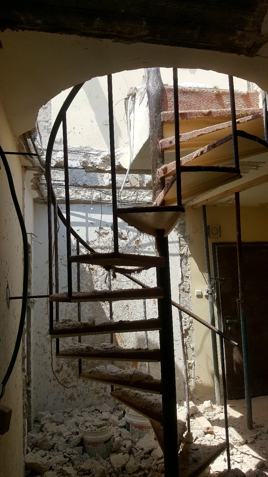 שיפוץ כללי בדירה ותוספת בניה על הגג.