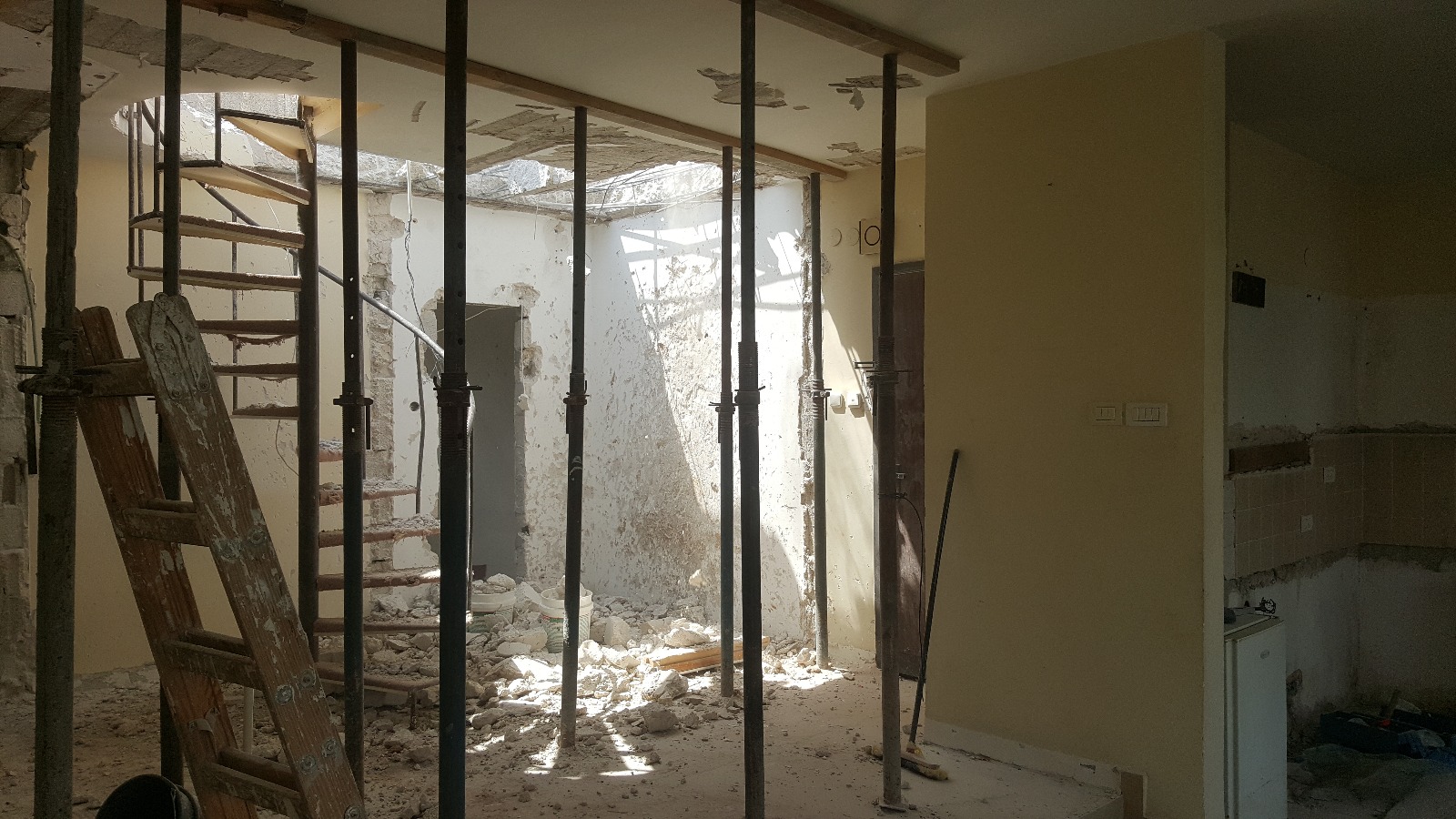 שיפוץ כללי בדירה ותוספת בניה על הגג.