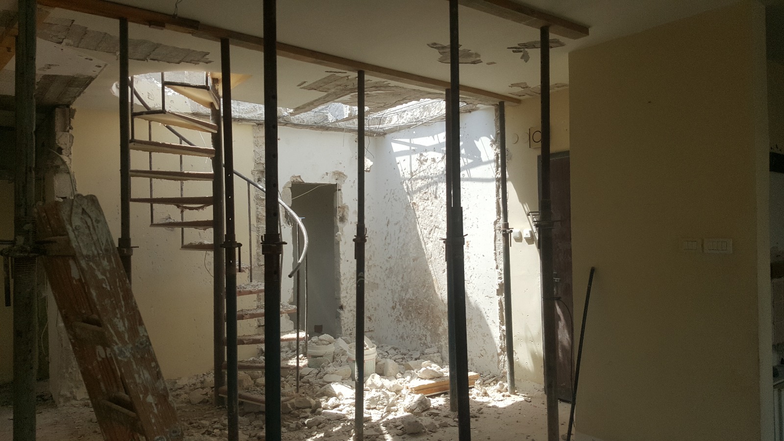 שיפוץ כללי בדירה ותוספת בניה על הגג.