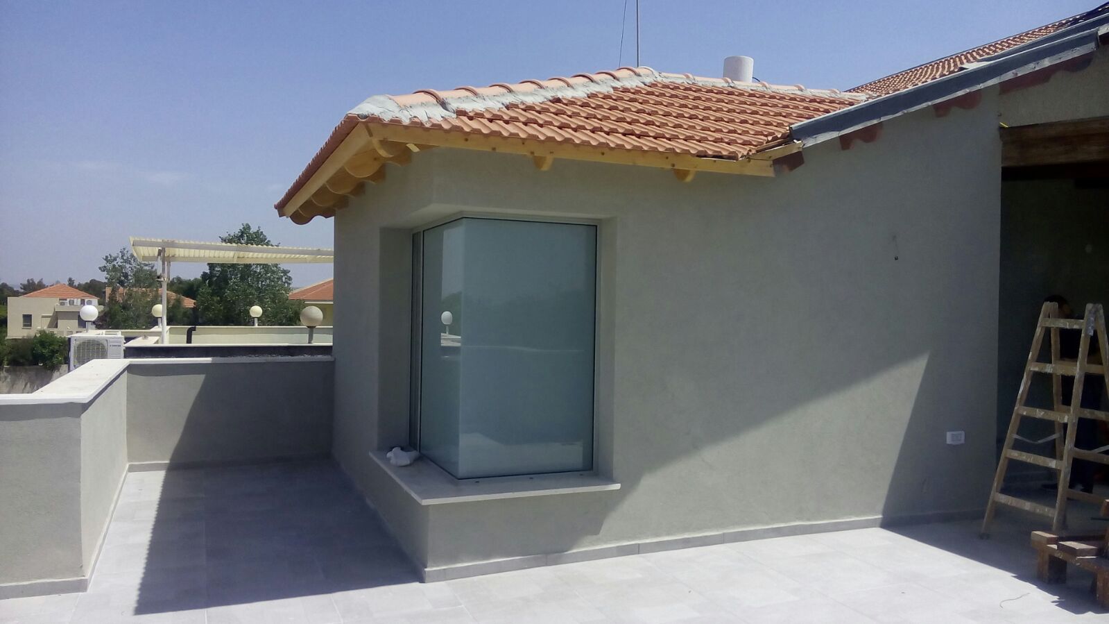 תוספת בניה על הגג ושיפוץ כללי בבית