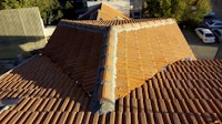 תוספת בניה על הגג ושיפוץ כללי בבית