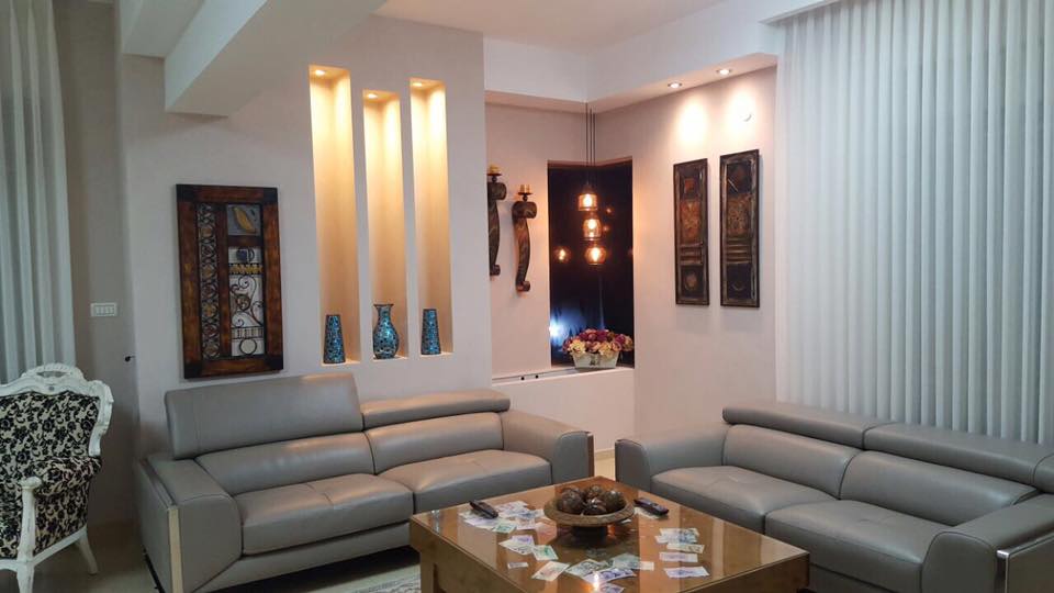 צילום מעבודה של יפה סיבוני - איש קשר זרי