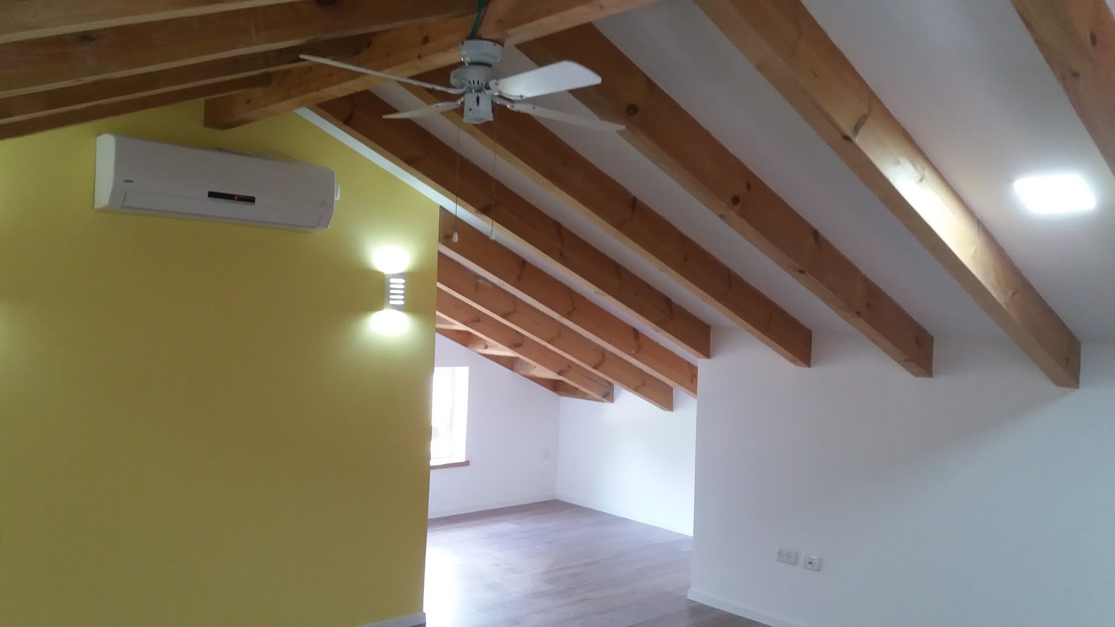 שיפוץ עליית גג לחדר הורים