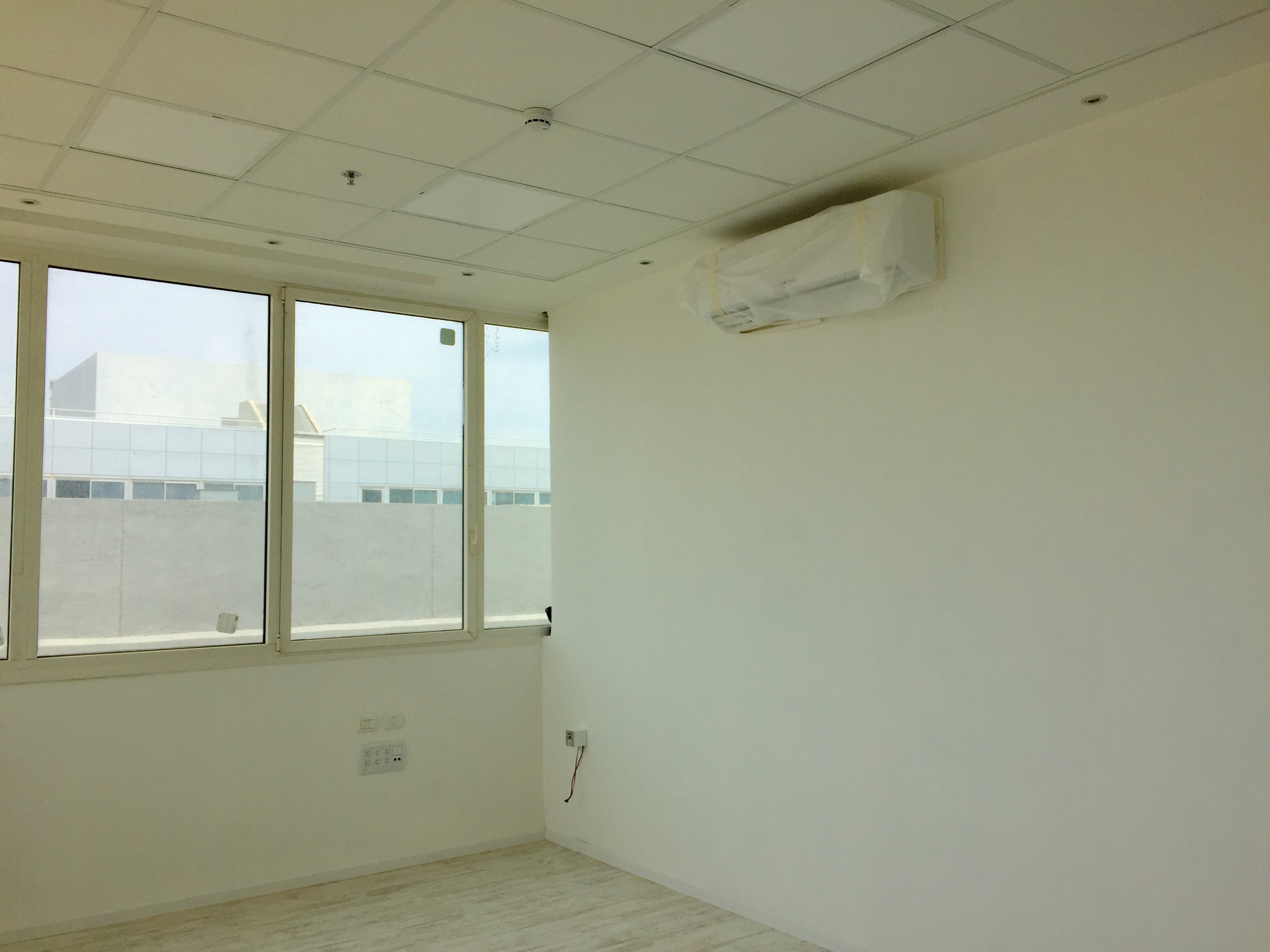 עבודת גמר מלאה במשרד במצב מעטפת