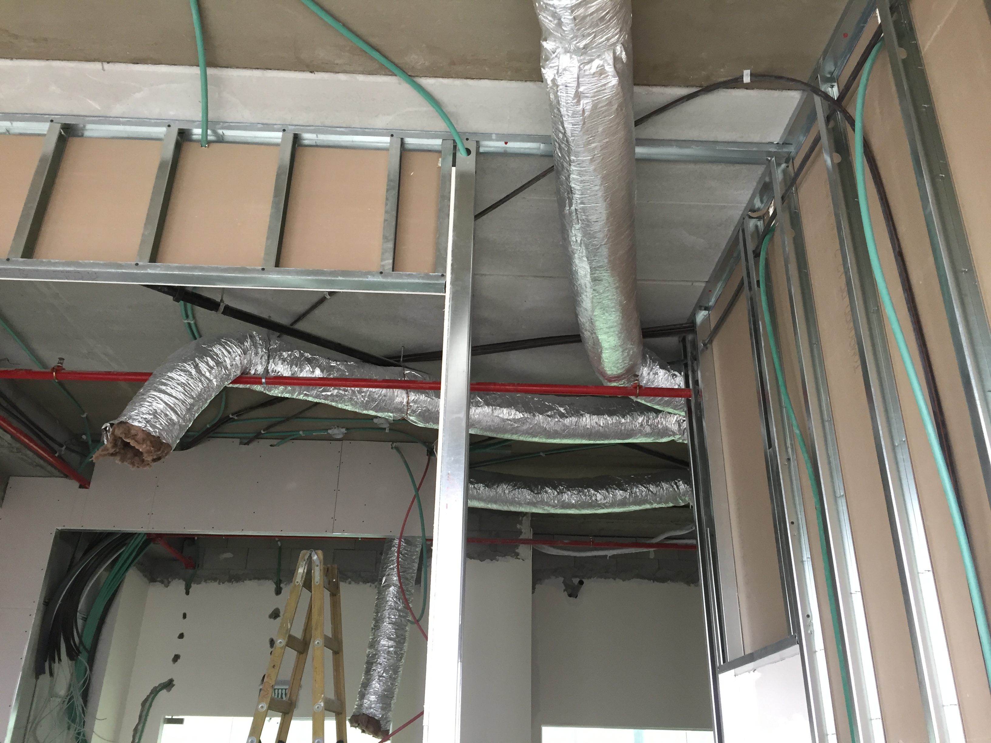 עבודת גמר מלאה במשרד במצב מעטפת