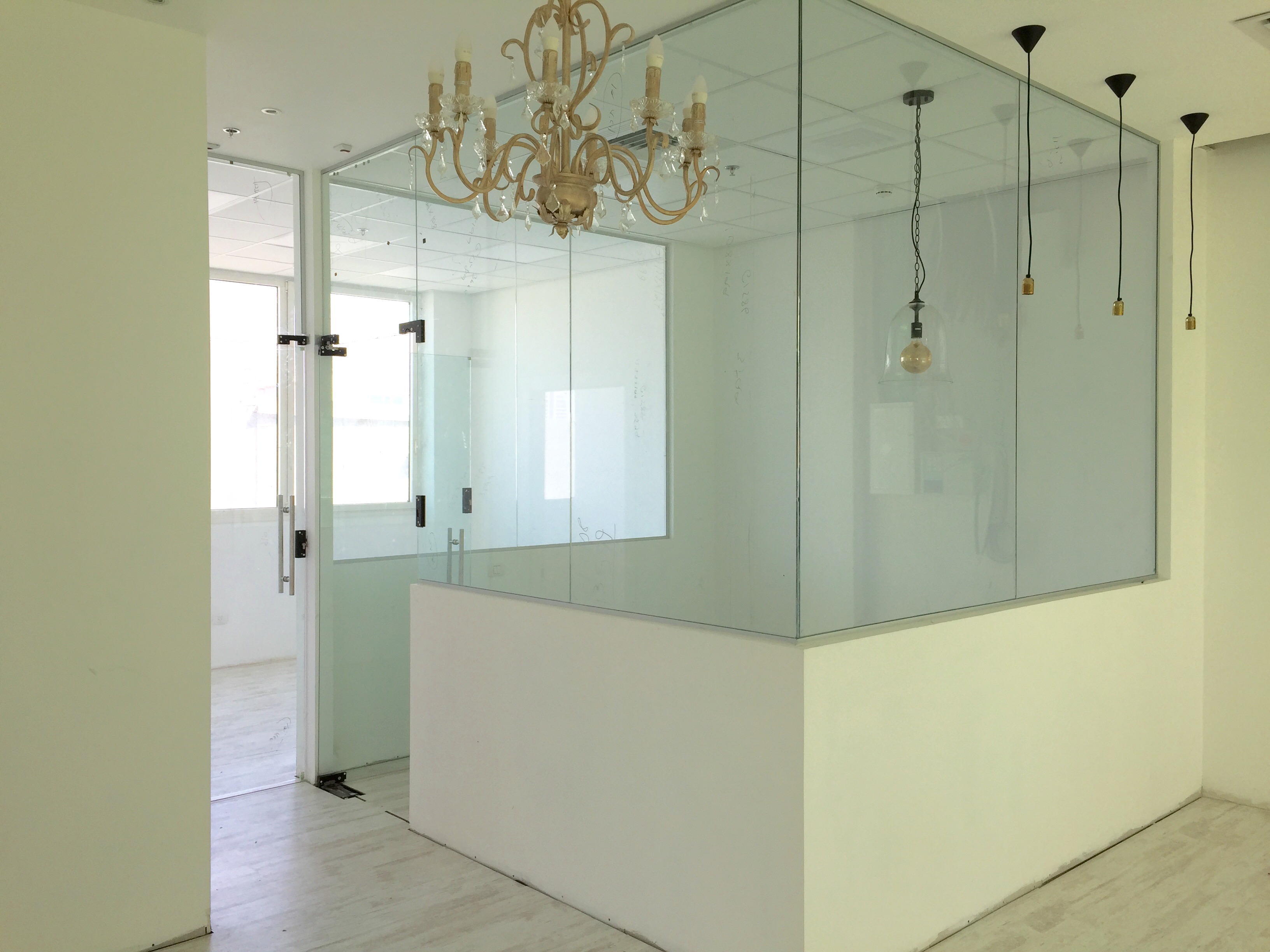 עבודת גמר מלאה במשרד במצב מעטפת