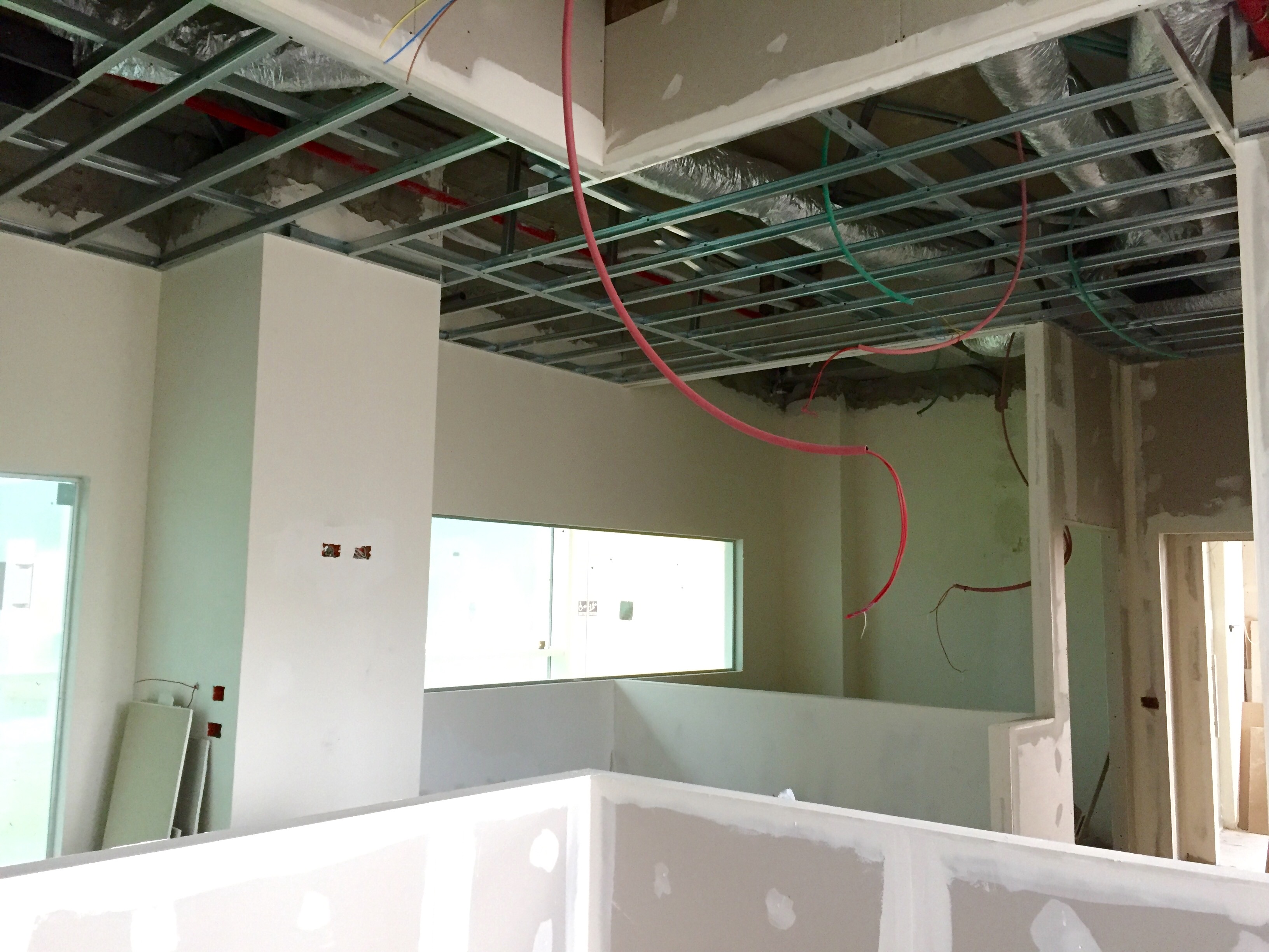 עבודת גמר מלאה במשרד במצב מעטפת