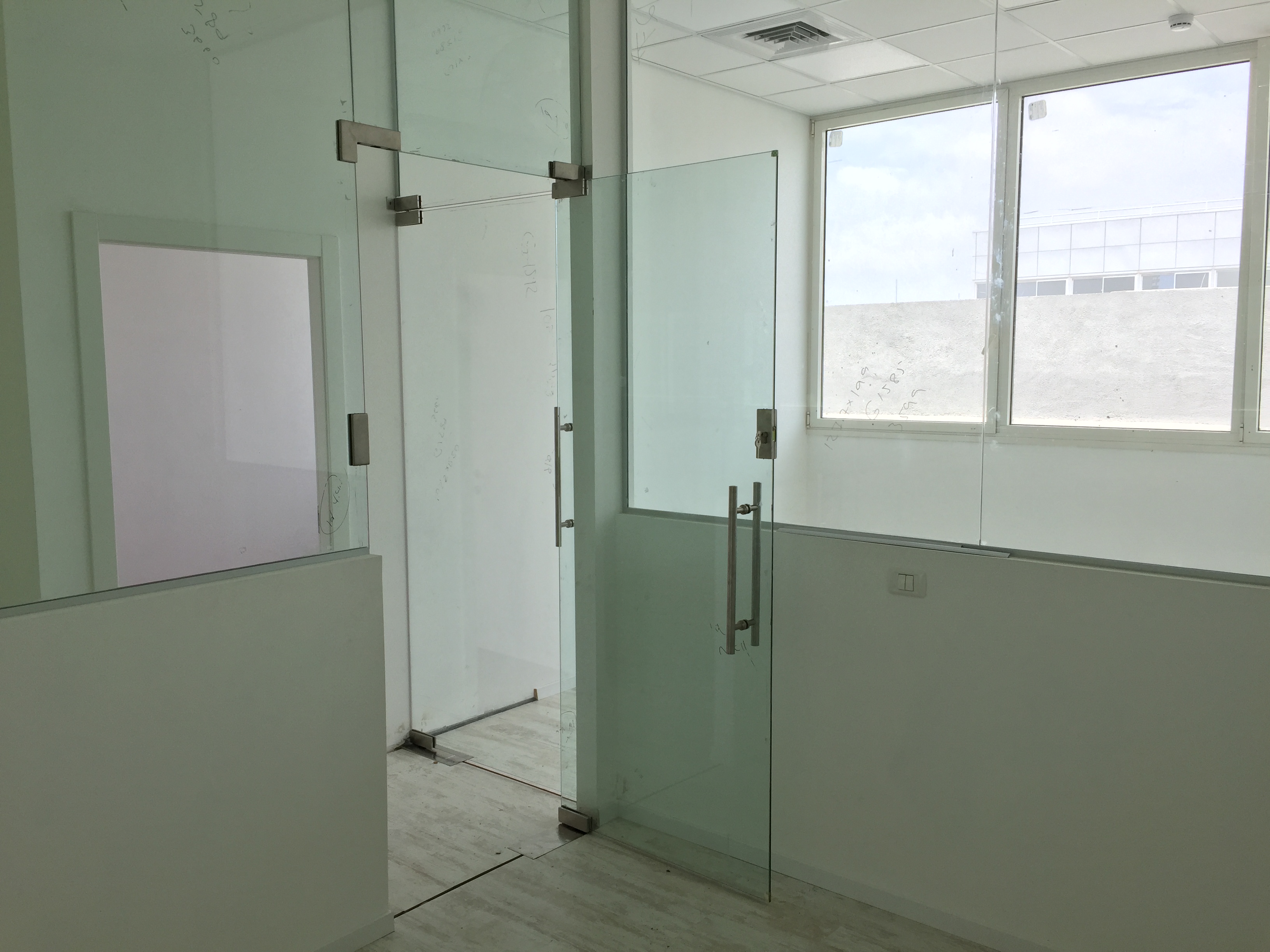 עבודת גמר מלאה במשרד במצב מעטפת