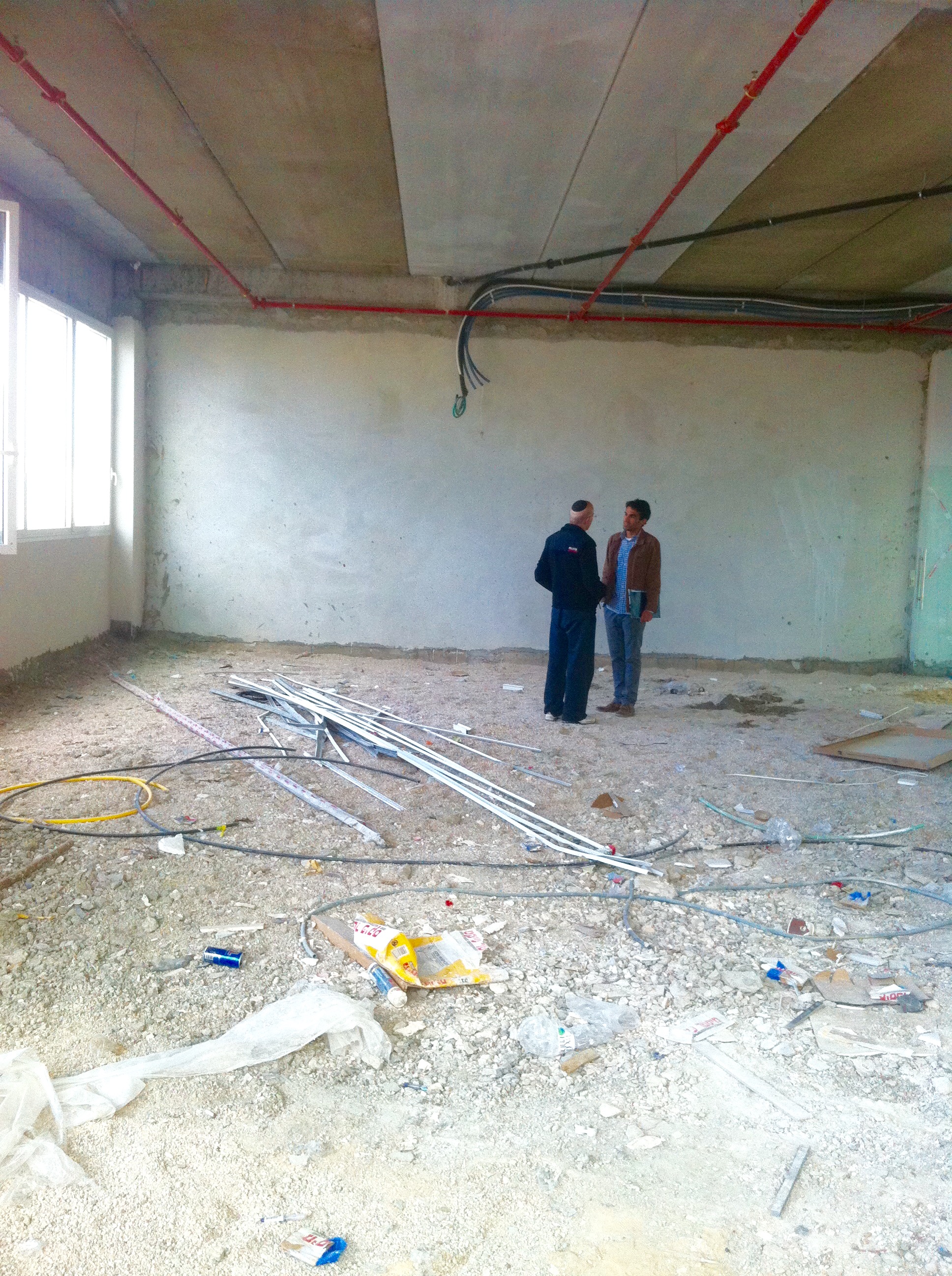 עבודת גמר מלאה במשרד במצב מעטפת