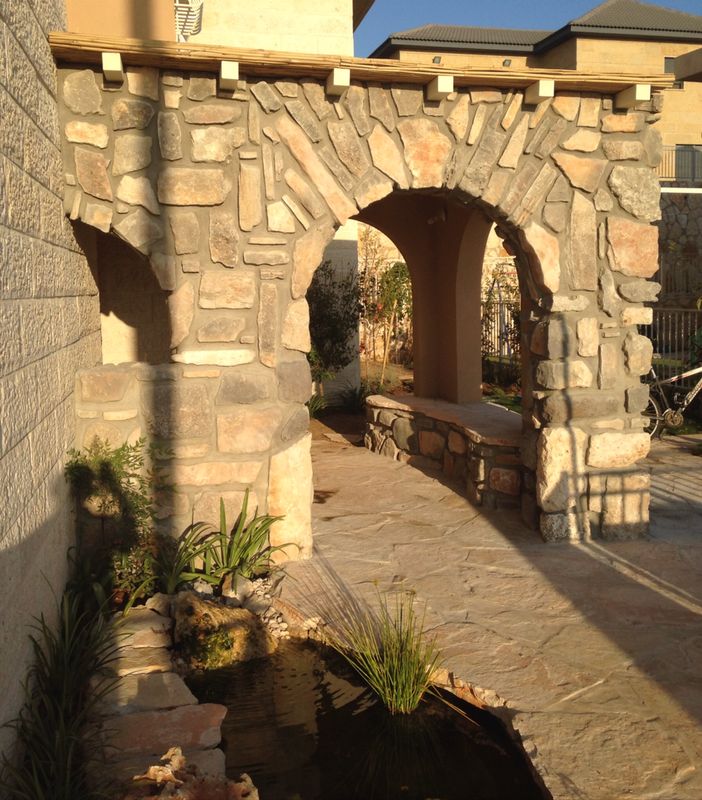 בנייה אומנותית באבן טבעית