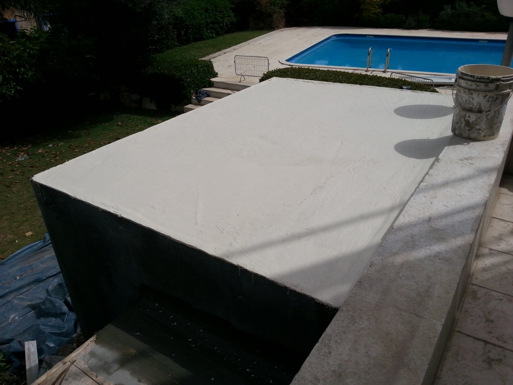 הריסה ובנייה של חדר שירותים וחידוש חלק ממעטפת הבית