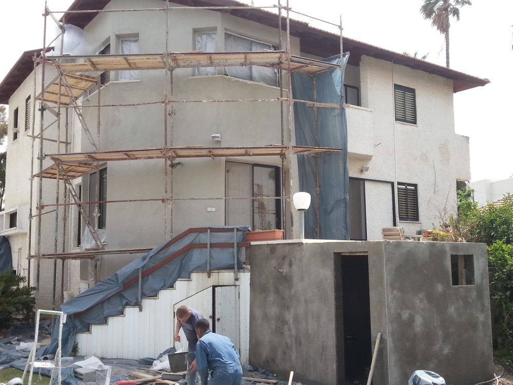 הריסה ובנייה של חדר שירותים וחידוש חלק ממעטפת הבית