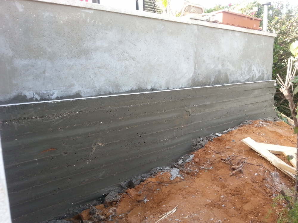 הריסה ובנייה של חדר שירותים וחידוש חלק ממעטפת הבית