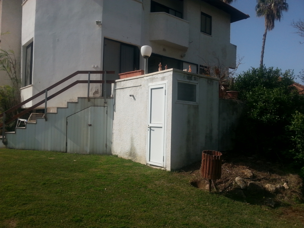 הריסה ובנייה של חדר שירותים וחידוש חלק ממעטפת הבית