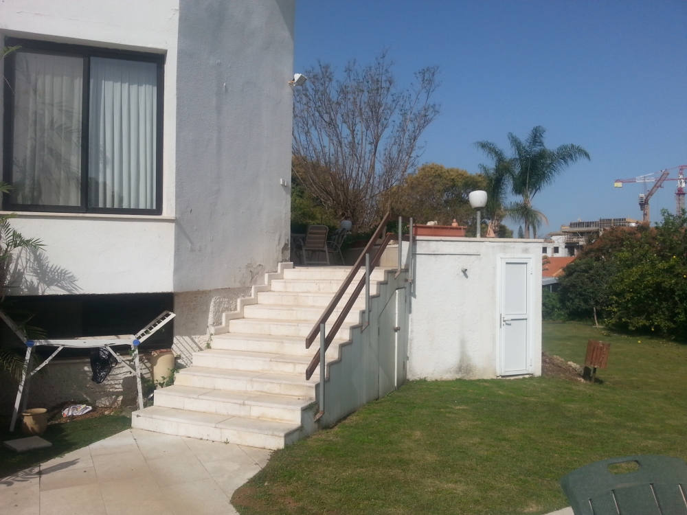 הריסה ובנייה של חדר שירותים וחידוש חלק ממעטפת הבית