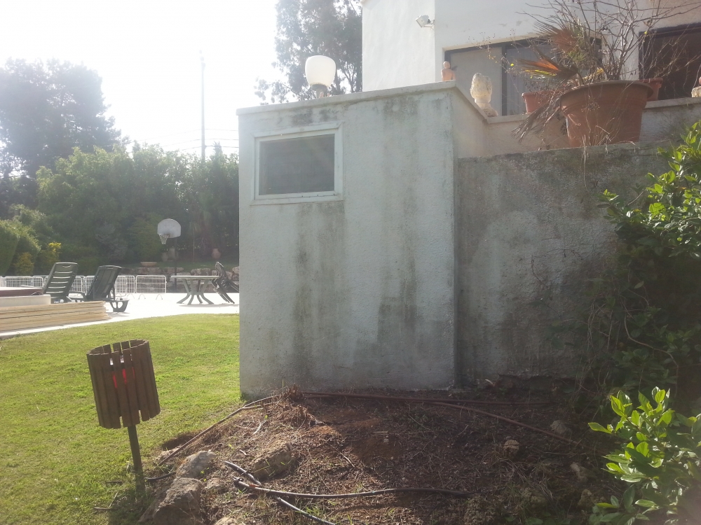 הריסה ובנייה של חדר שירותים וחידוש חלק ממעטפת הבית