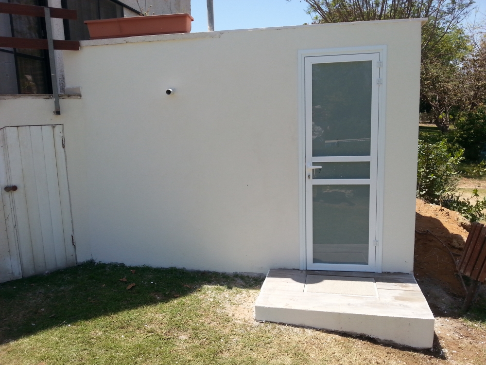 הריסה ובנייה של חדר שירותים וחידוש חלק ממעטפת הבית