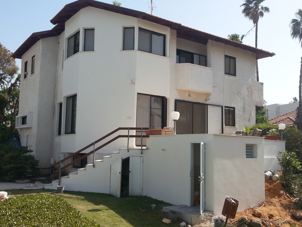 הריסה ובנייה של חדר שירותים וחידוש חלק ממעטפת הבית