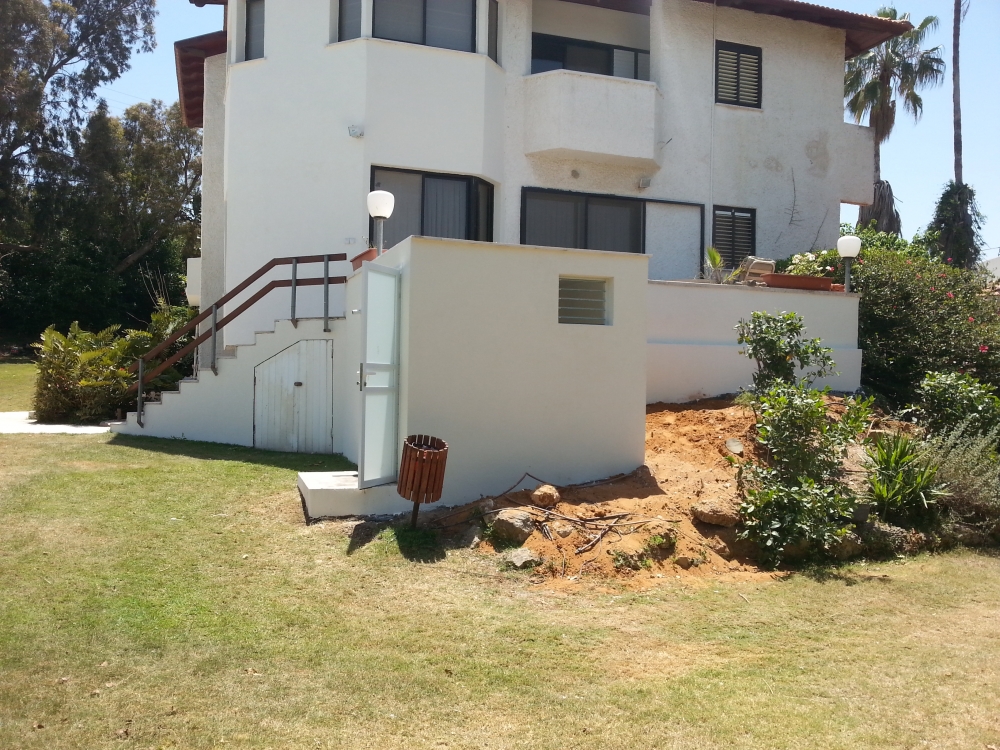 הריסה ובנייה של חדר שירותים וחידוש חלק ממעטפת הבית