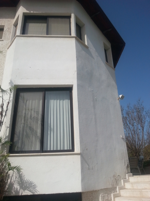 הריסה ובנייה של חדר שירותים וחידוש חלק ממעטפת הבית