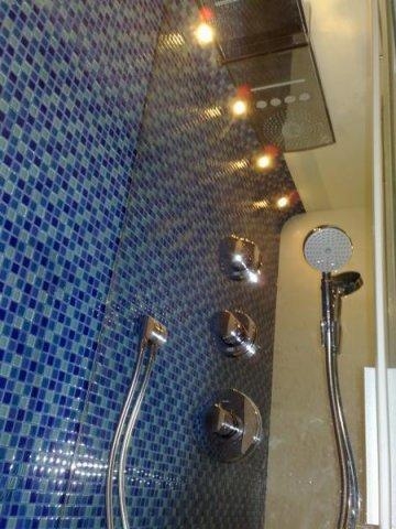 אמבטיות וחדרי שירותים