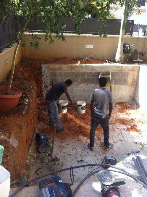 הקמת בריכת שחייה ומפל מיים עם חיפוי אבן