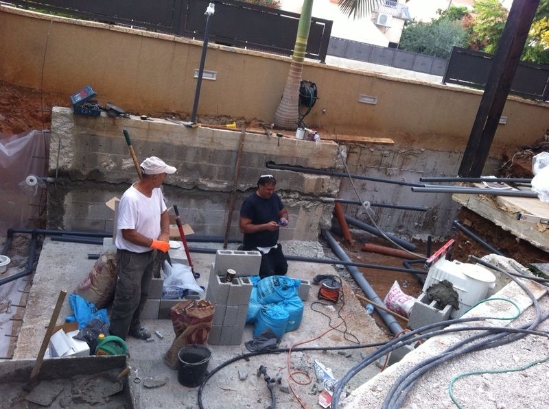 הקמת בריכת שחייה ומפל מיים עם חיפוי אבן