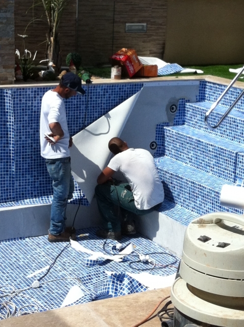 הקמת בריכת שחייה ומפל מיים עם חיפוי אבן