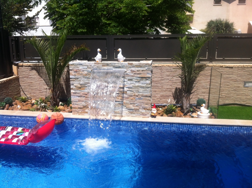 הקמת בריכת שחייה ומפל מיים עם חיפוי אבן