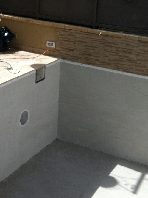 הקמת בריכת שחייה ומפל מיים עם חיפוי אבן