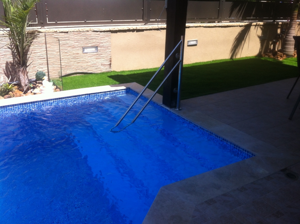 הקמת בריכת שחייה ומפל מיים עם חיפוי אבן