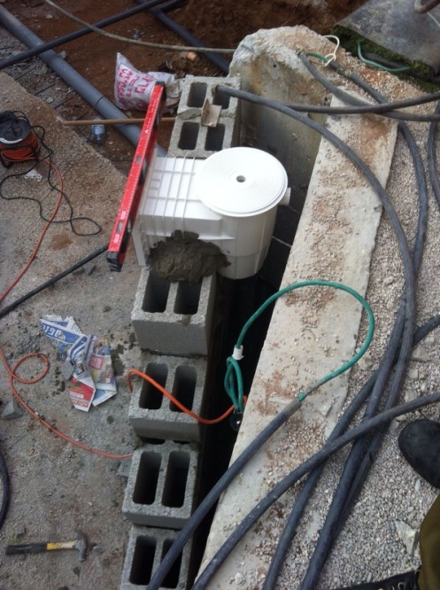 הקמת בריכת שחייה ומפל מיים עם חיפוי אבן