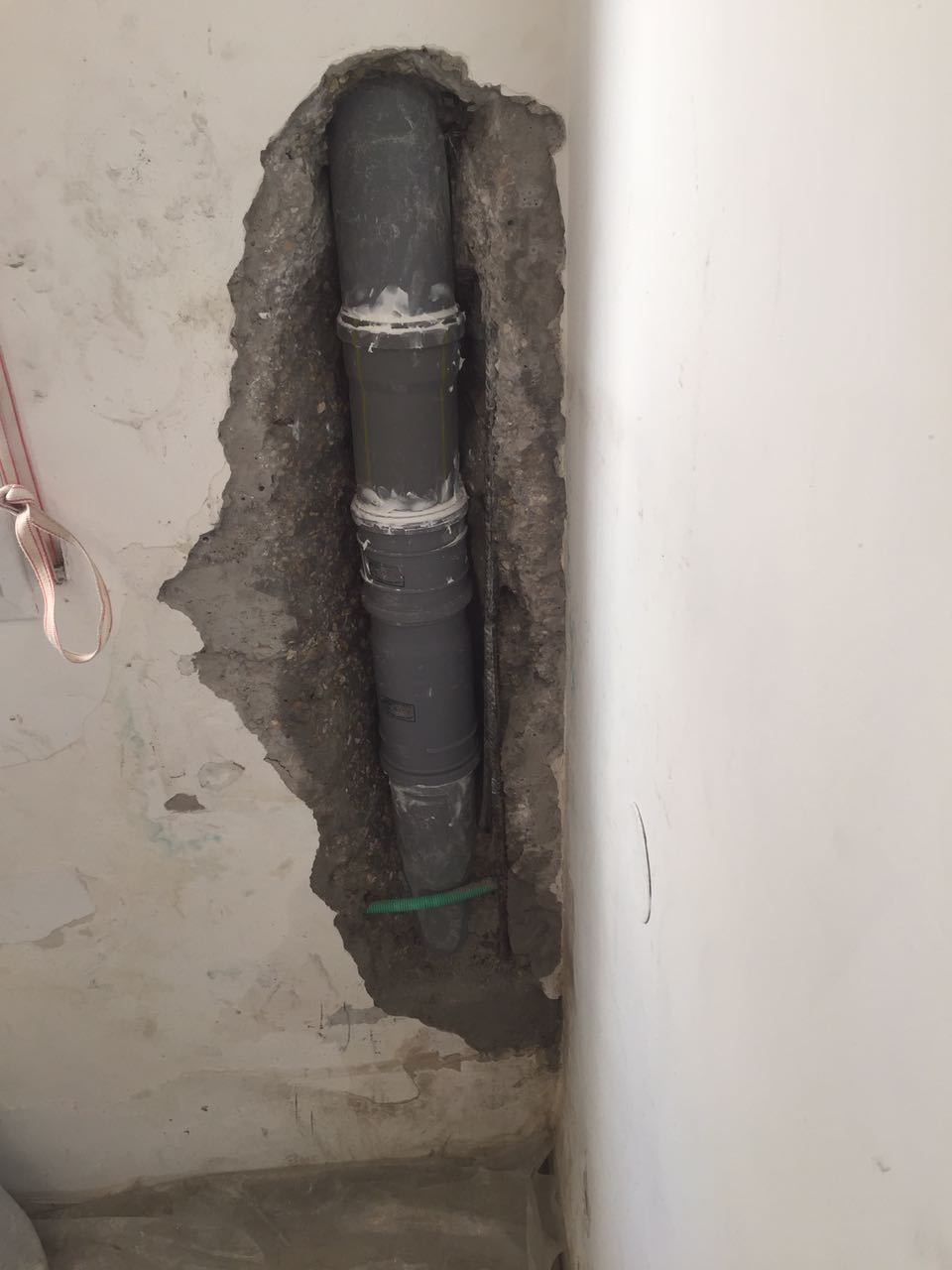 תיקון נזילה בקיר