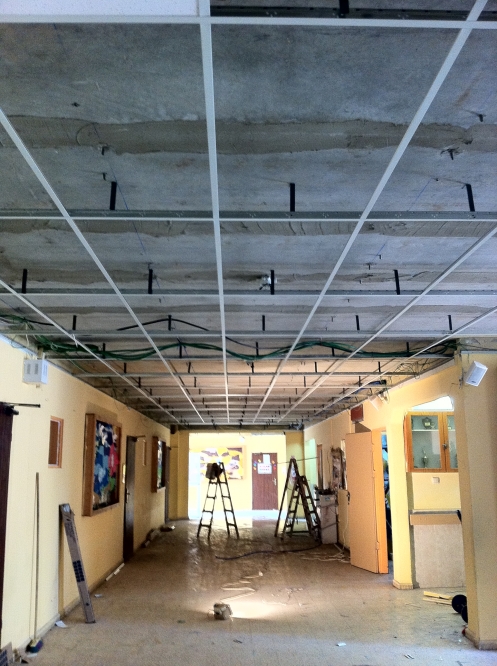 תקרה אקוסטית בבית ספר