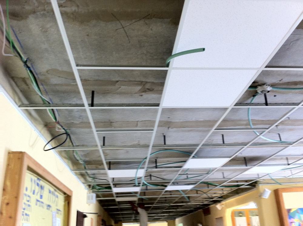 תקרה אקוסטית בבית ספר