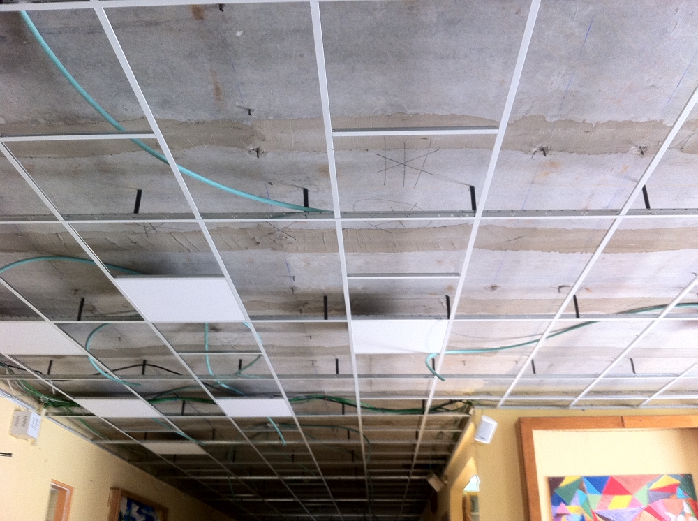 תקרה אקוסטית בבית ספר