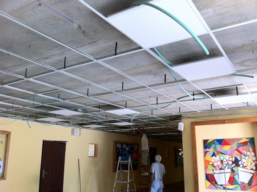 תקרה אקוסטית בבית ספר