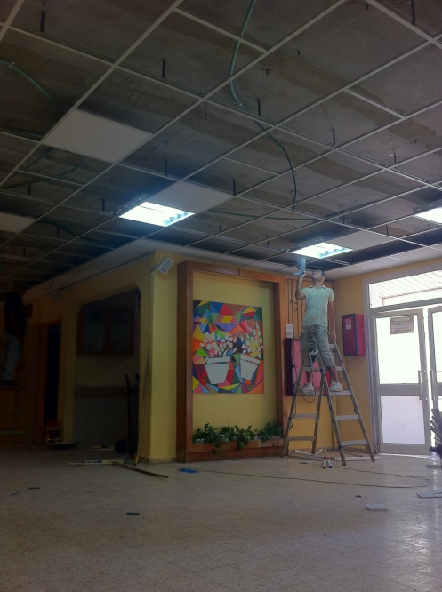 תקרה אקוסטית בבית ספר