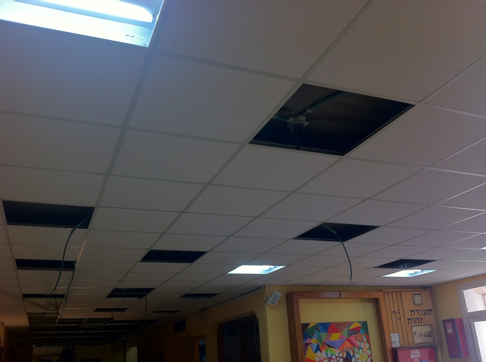 תקרה אקוסטית בבית ספר