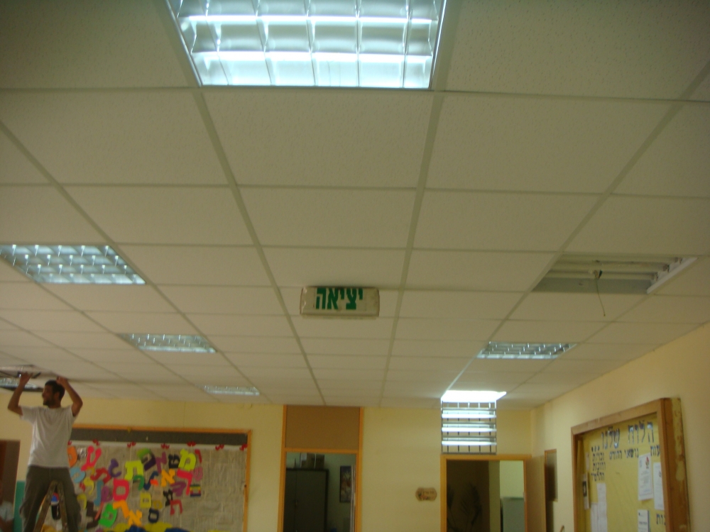 תקרה אקוסטית בבית ספר