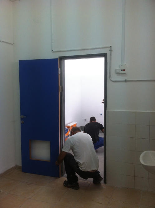 הקמת שירותים בבית ספר