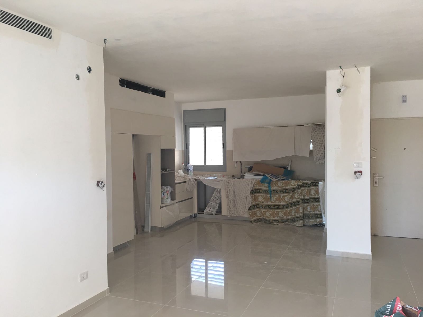 שיפוץ סלון ומטבח