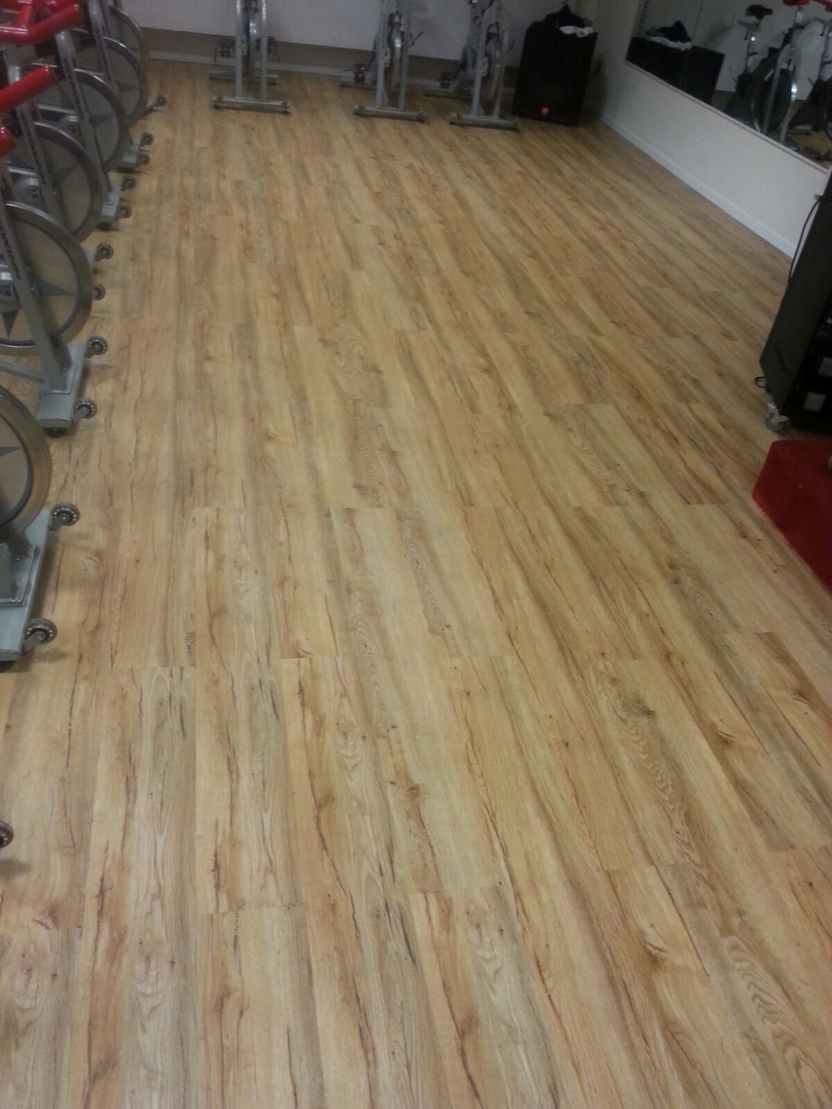 דלתות, פרגולות, פרקטים, דקים ודשא סינטטי